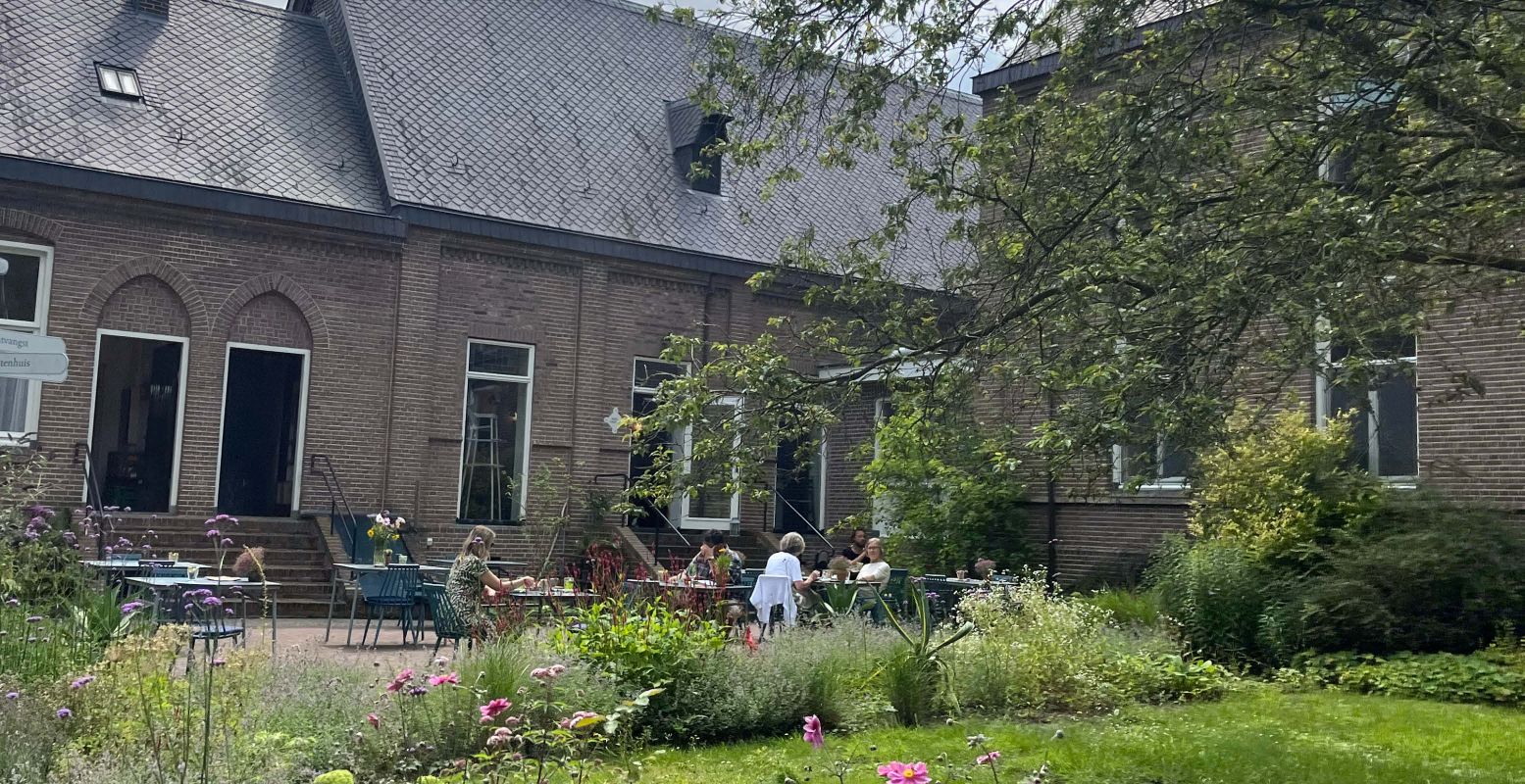 De koffieschenkerij met terras, waar je buiten kunt eten. Foto: Eline van Lindenberg