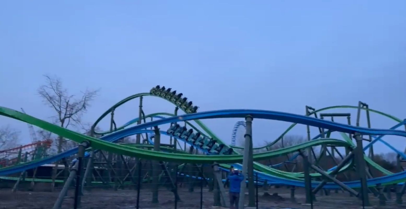 De twee tracks gaan vrij gelijk op, waardoor er zelfs een 'high five'-moment is. Still uit YouTubevideo via  Walibi Holland 