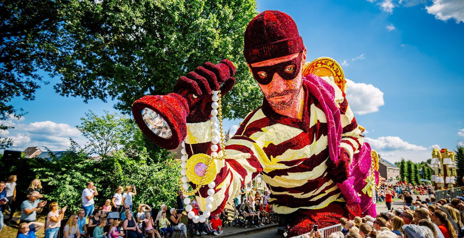 Bewonder spectaculaire corsowagens tijdens het Bloemencorso Sint Jansklooster. Foto: Wilko Visscher