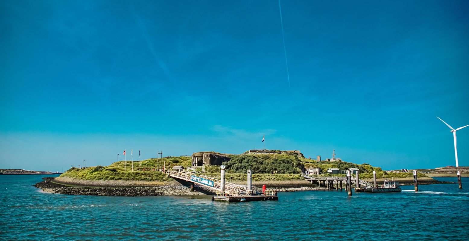 Ontdek Forteiland IJmuiden dit weekend op een geheel nieuwe manier, met gidsen die je alles over dit enorme fort kunnen vertellen! Foto: Forteiland IJmuiden