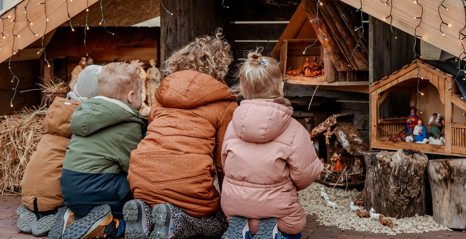 Bewonder de mooiste kerststalletjes tijdens een kribkesroute. Zoals de kribkesroute Schin op Geul. Foto: Kerststad Valkenburg © Sanne Creuëls Photography