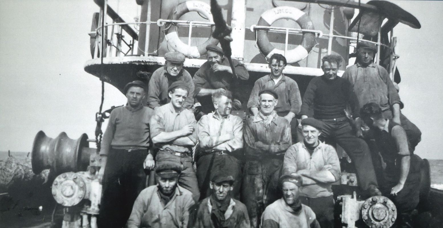 De zeelieden van de Catharina Duyvis poseren tijdens de laatste haringteelt in de zomer van 1952. Een half jaar later gaat het schip tragisch ten onder. Foto: Watersnoodmuseum