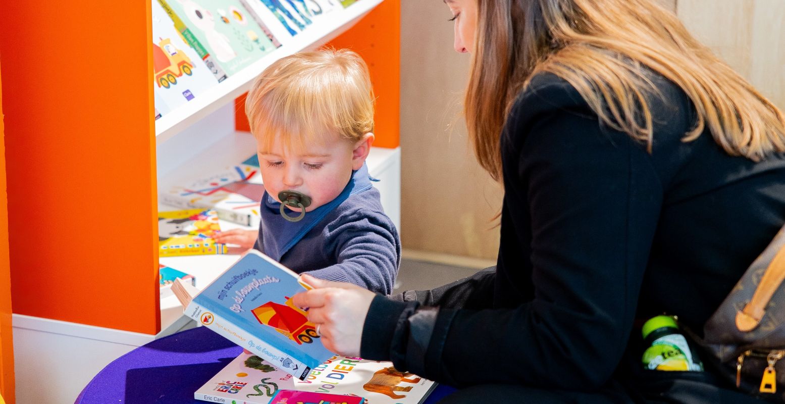 Lekker lezen in de Babybieb. Foto: Damon Rigter