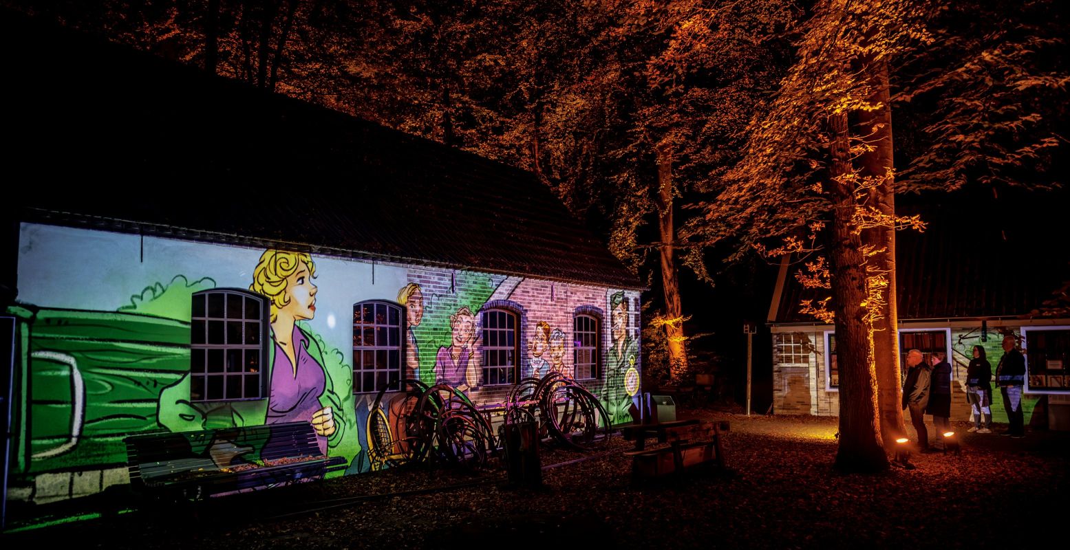 Raak betoverd door prachtige lichtprojecties tijdens de avondwandeling Uitgelicht in het Nederlands Openluchtmuseum. Foto: Nederlands Openluchtmuseum © Jorrit Lousberg