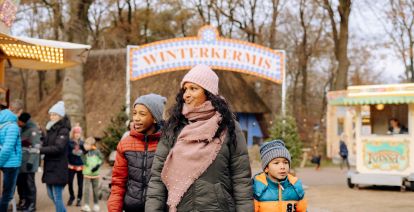 Even lekker 'opwarmen' in het sfeervolle, winterse Nederlands Openluchtmuseum. Foto: Nederlands Openluchtmuseum © Linde Berends