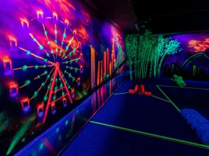 Sla een balletje op de glow-in-the-dark minigolfbaan. Foto: Indoorpretpark Maassluis