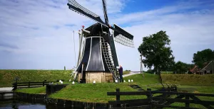 Samen op Oudhollands avontuur aan de Zuiderzee! Alles ademt historie: van de authentieke molen tot alle pittoreske huisjes. Foto: DagjeWeg.NL.