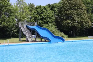 Glijden van de mega glijbaan. Foto: Borgelerbad