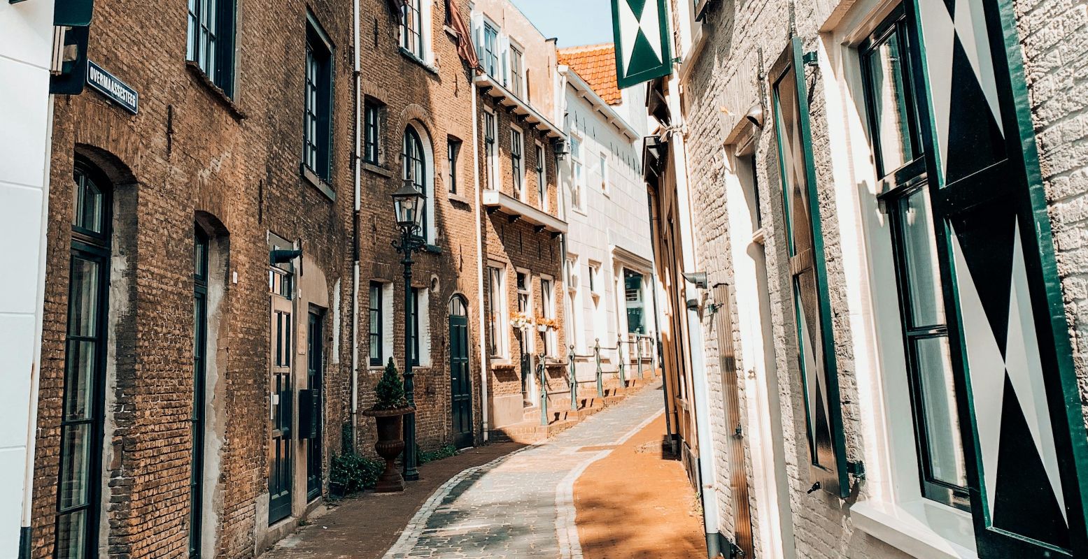 Tijdens de stadswandelingen door Schiedam ontdek je de mooiste straatjes. Foto: © Julius Abraham via  Pexels.com 