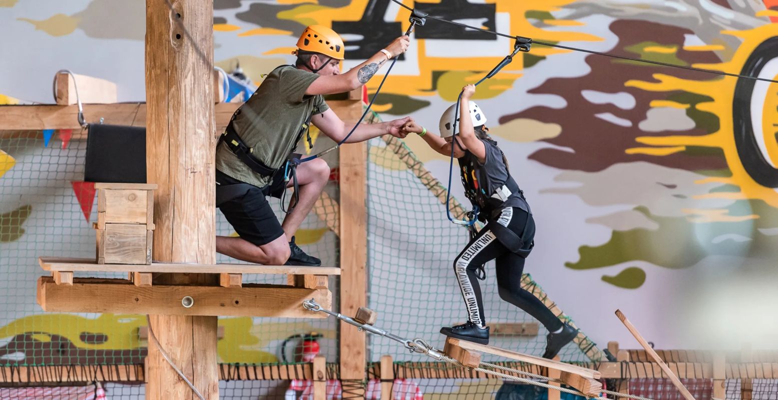 Lekker klimmen is leuk voor avonturiers van alle leeftijden. Foto: Adventure City Rotterdam