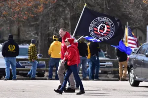 Fotobeschrijving: Man with a QAnon flag. Foto: (c) Het Vrijheidsmuseum.