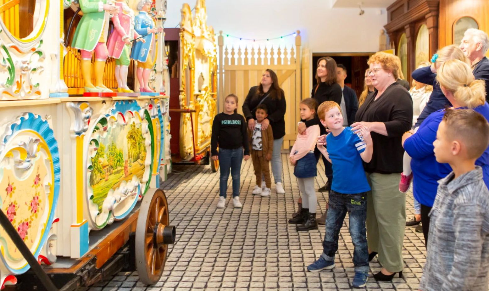 In Museum Speelklok vrolijk je helemaal op door de muziek, die van alle kanten op je af komt. Foto: Museum Speelklok