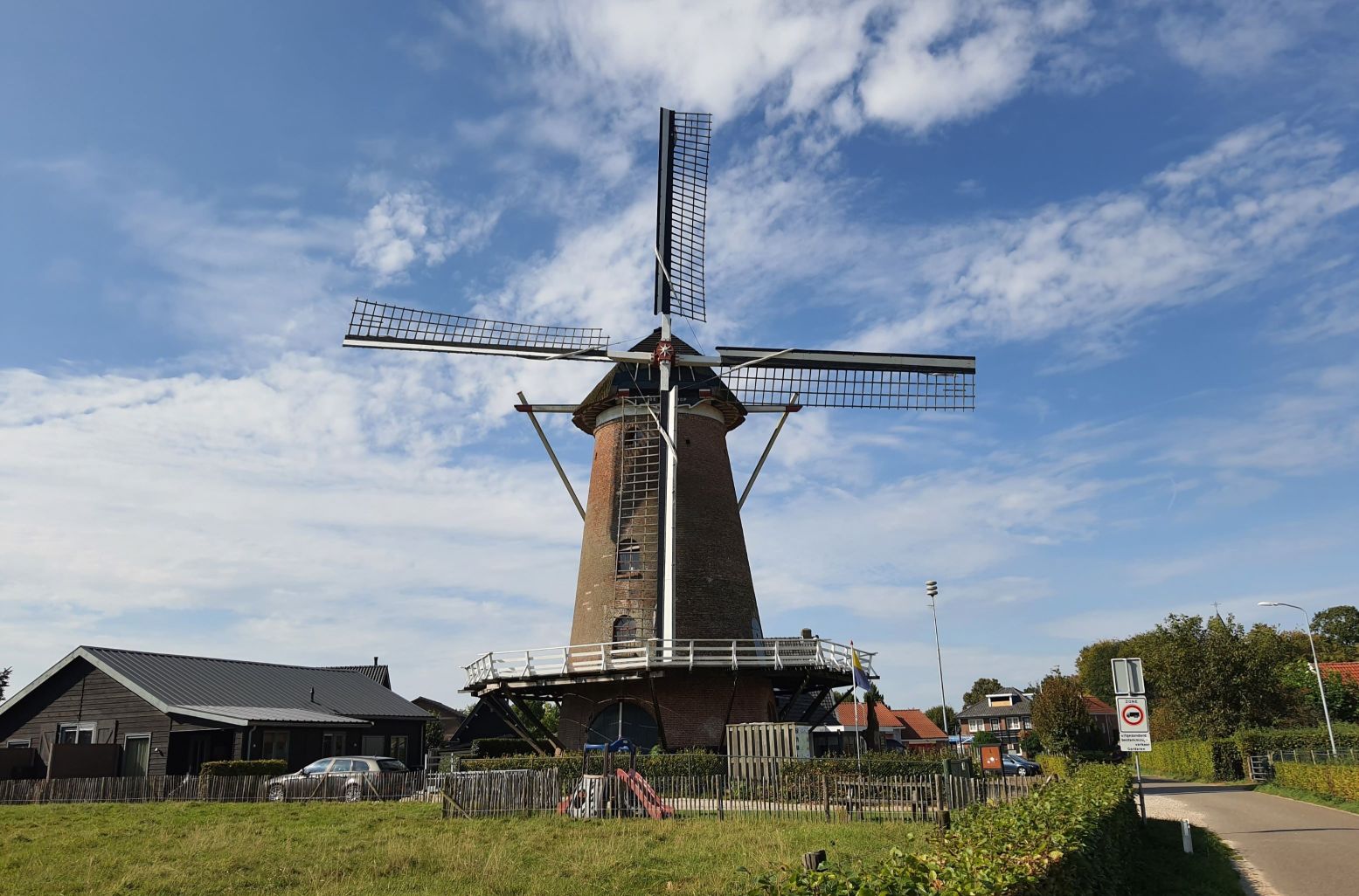 Molen de Hoop is een niet te missen herkenningspunt aan de rand van het dorp. Foto: DagjeWeg.NL © Tonny van Oosten