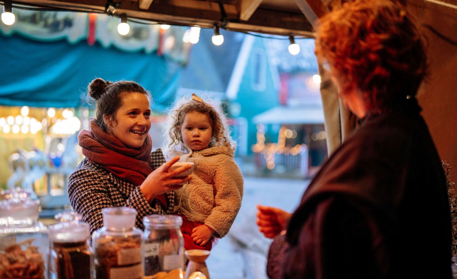 Struin langs verschillende kraampjes op de Wintermarkt en ontdek ambachten van vroeger. Foto: Nederlands Openluchtmuseum © Linde Berends