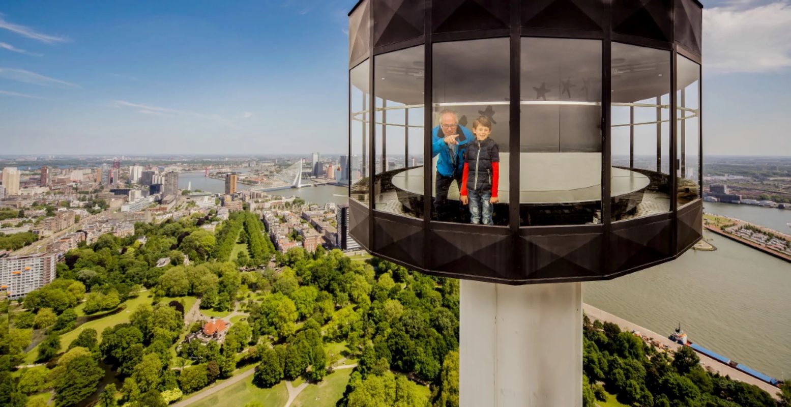 Een echte eyecatcher: de Euromast. Vanaf hier zie je heel Rotterdam liggen, inclusief hotspots als de Erasmusbrug. Foto: Euromast