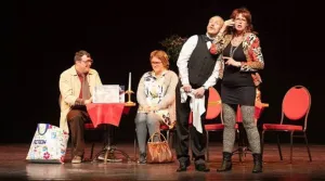 foto: Crescendo. De toneelvereniging uit Gieterveen speelt 'Hartzeer bij de Hartliefs'