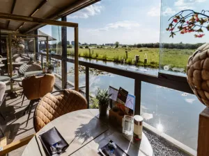 Panorama Restaurant De Blaauwe Kamer Het terras met een prachtig uitzicht. Foto: Denise Branding Fotografie