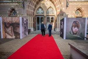 Foto: Muhammed Muheisen en Howard G. Buffett tijdens hun foto expositie Bearing Witness in Amsterdam