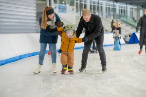 Wintersport in eigen land op ijsbaan De Meent Fotobeschrijving: Plezier in de buitenlucht voor jong en oud. Foto: (c) De Meent.