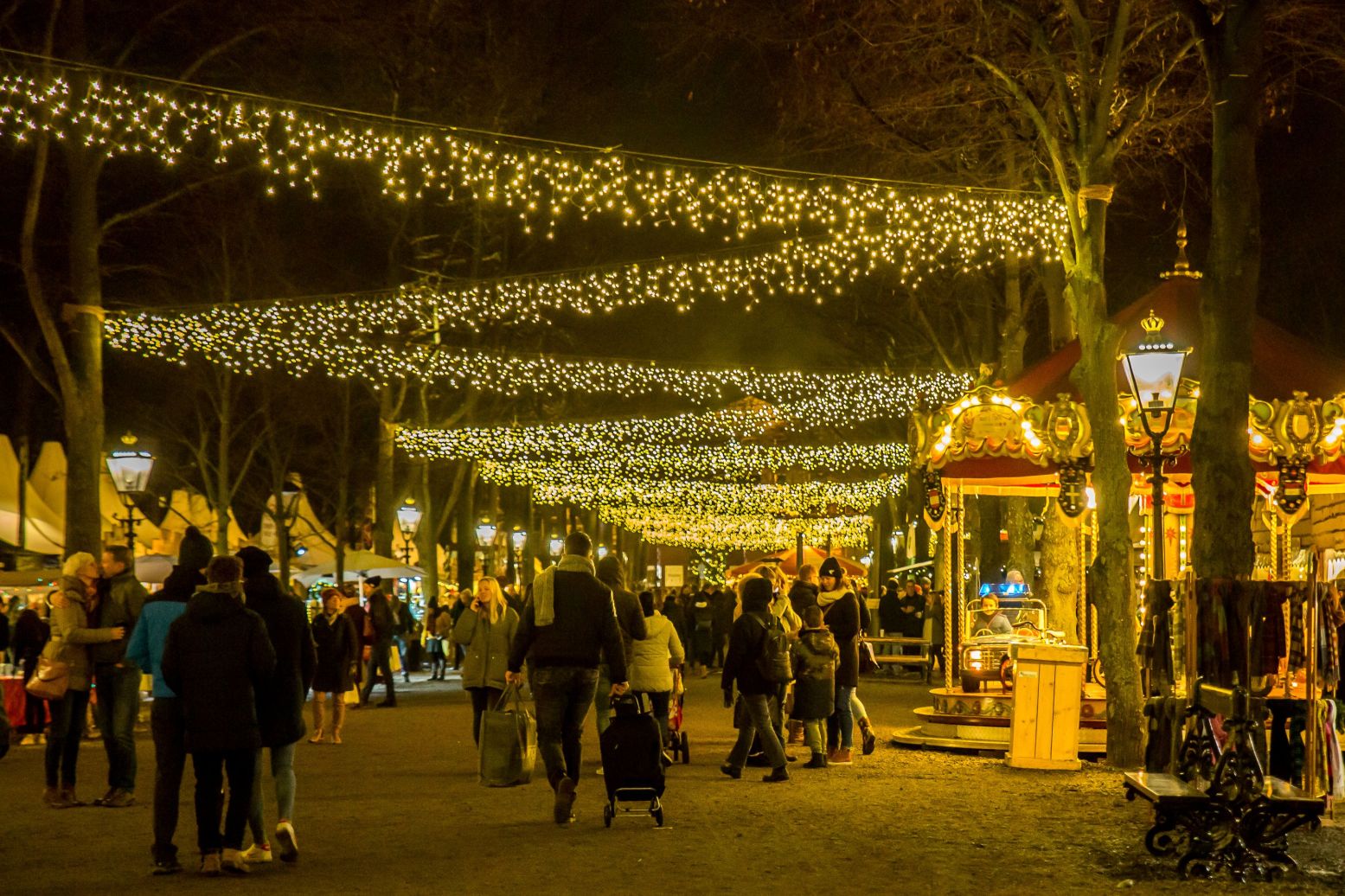 Hé, waar rennen ze nu weer heen? Reken maar dat je kroost het leuke draaimolentje rechts direct spot! Foto: Royal Christmas Fair