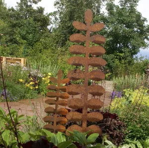 Juul Rameau Symbiose tussen natuur en kunst Fotobeschrijving: Juul Rameau Spring Time sculptuur. Foto: (c) Museum Jan Heestershuis.