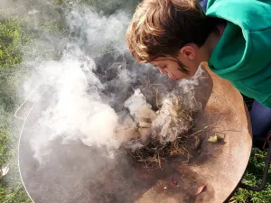 Spannend: zelf vuur leren maken. Foto: Buitengewoon FEEST!