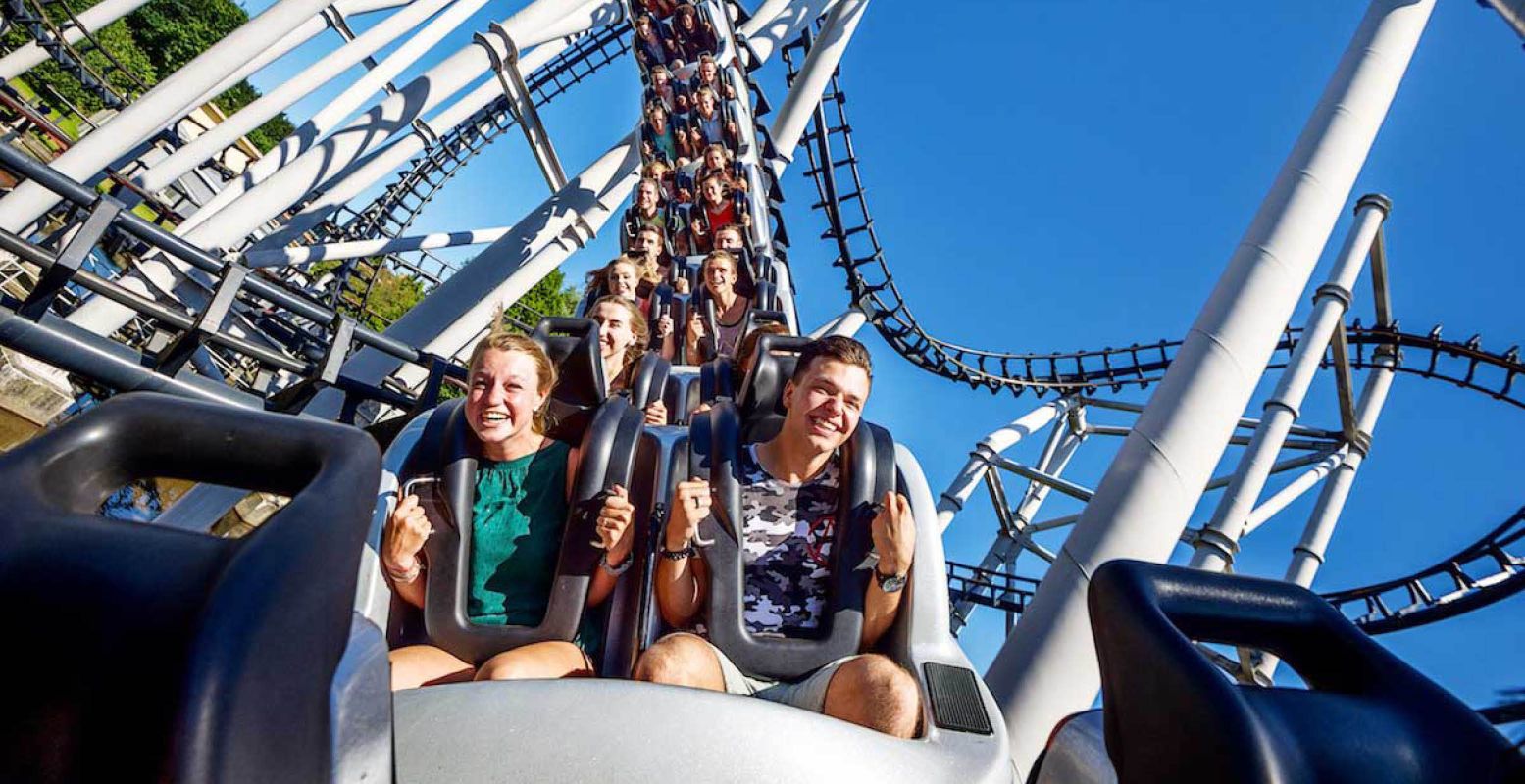 Beleef een zinderende zomeravond in de achtbaan. Bijvoorbeeld in Walibi, compleet met vette optredens en een vuurwerkshow. Foto: Walibi