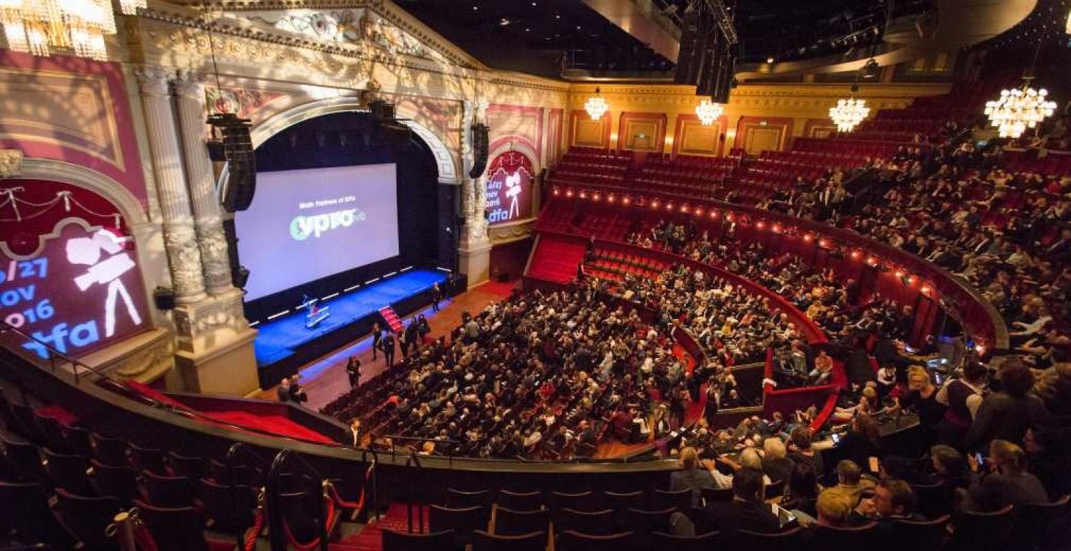 De zaal loopt vol tijdens de opening in Carré. Foto: Nichon Glerum © IDFA 2017