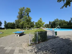 Openluchtzwembad De Breek Relaxen in de zon op de ligweide. Foto: Katja Oostergetel