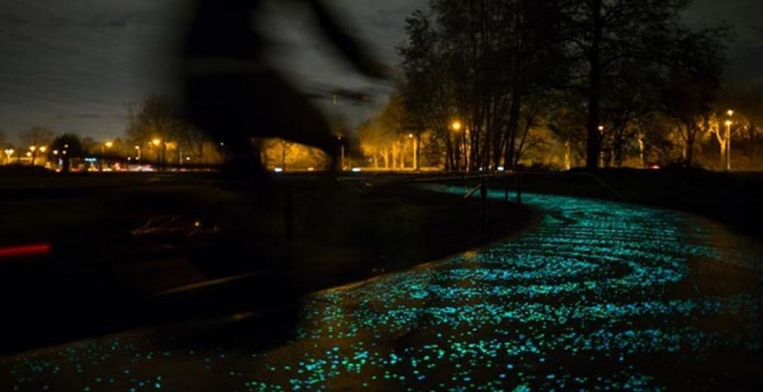 In dit kunstige fietspad zitten lichtgevend parels verstopt, die de illusie wekken van een sterrenhemel! Foto: Studio Roosegaarde