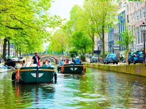 De elektrische bootjes kunnen ook door de oudste en smalste grachten. Foto: Eco Boats Amsterdam