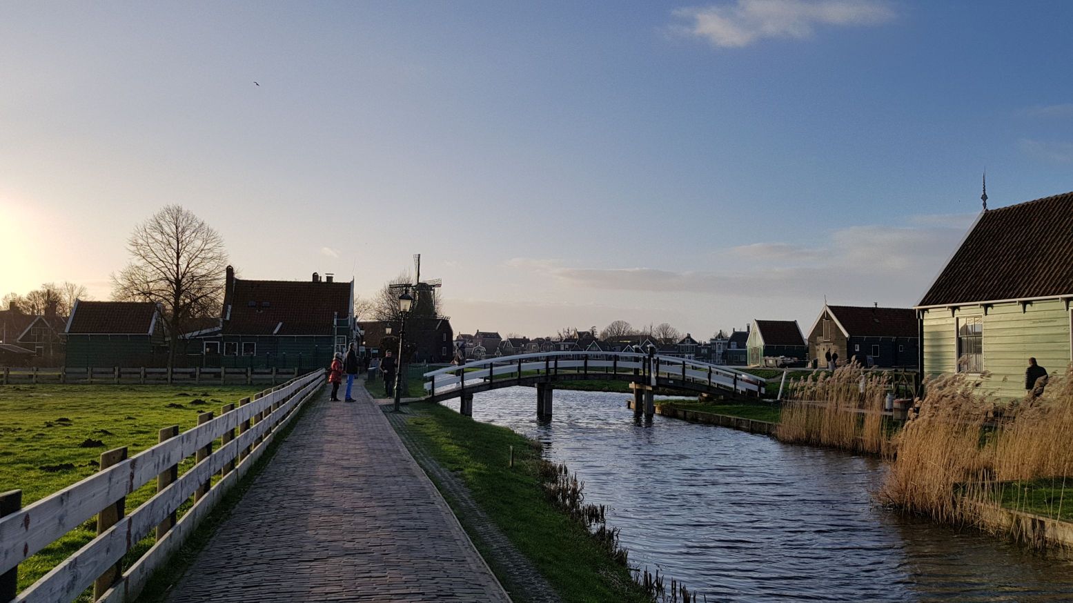 De Zaanse Schans begon als een dorpje waar de bekende Zaanse huisjes heen konden worden verplaatst, maar ook molens verhuisden erheen. Foto: DagjeWeg.NL © Tonny van Oosten