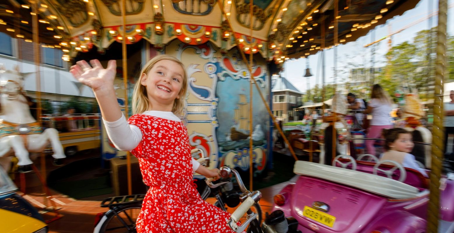 Op kermis Lunapark vind je meer dan 150 gave attracties: van een spannende achtbaan tot vrolijke draaimolen. Foto: 3 October Vereeniging © Andor Kranenburg