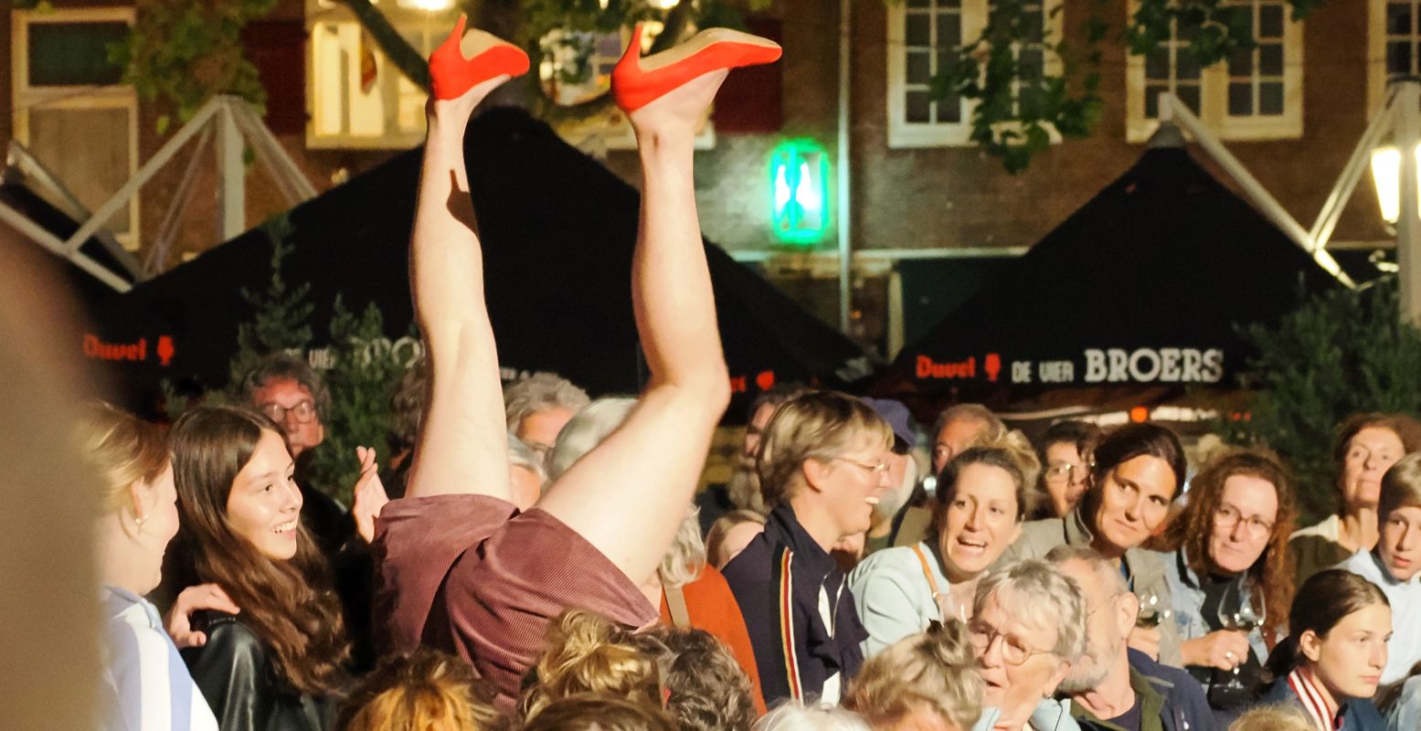 Op straattheaterfestival Spoffin in Amersfoort stuit je soms op wel héél bijzondere optredens. Foto: Spoffin © Frans van der Horst