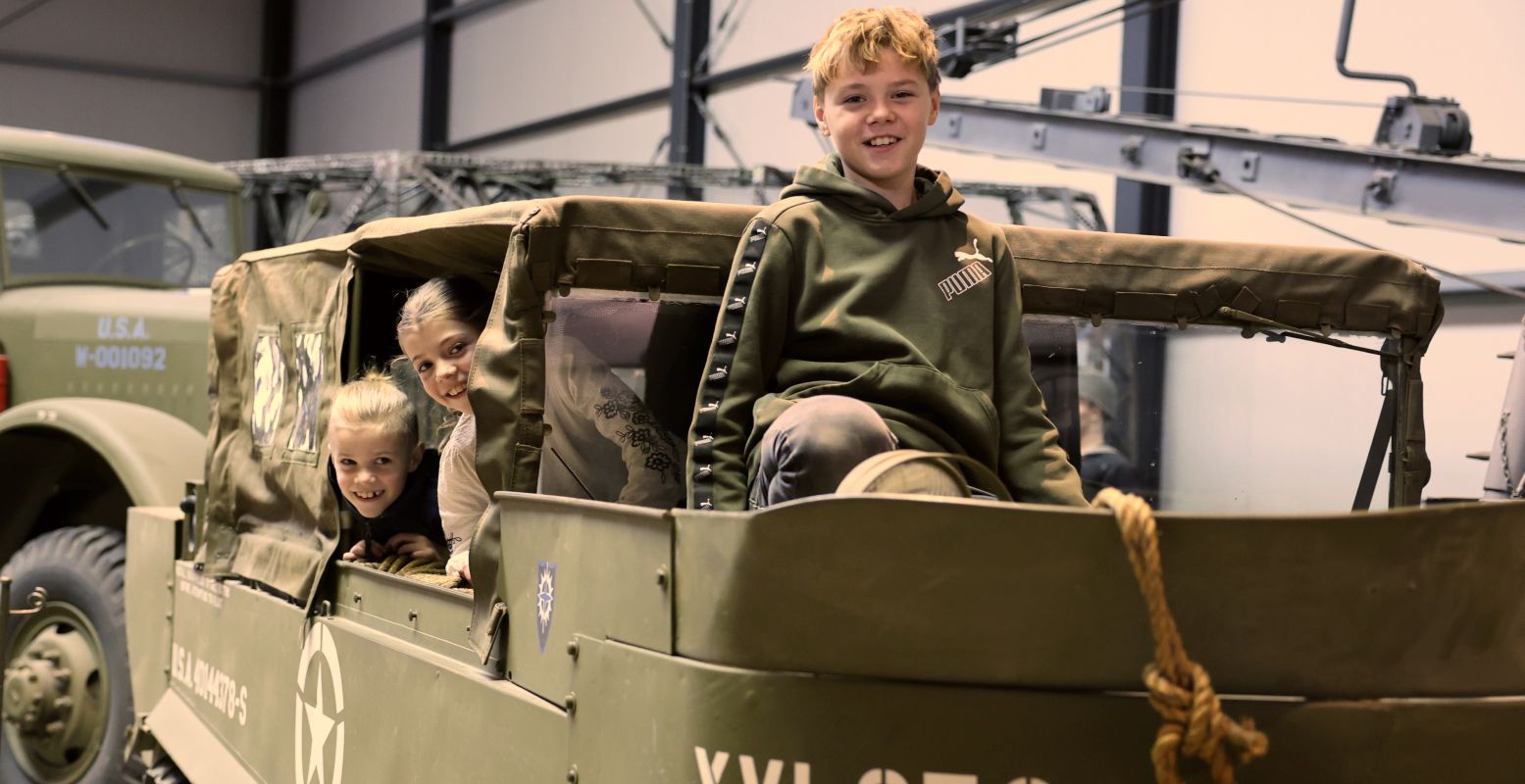 Bekijk en beklim een échte legertank uit de oorlog in het Oorlogsmuseum Overloon. Foto: Oorlogsmuseum Overloon