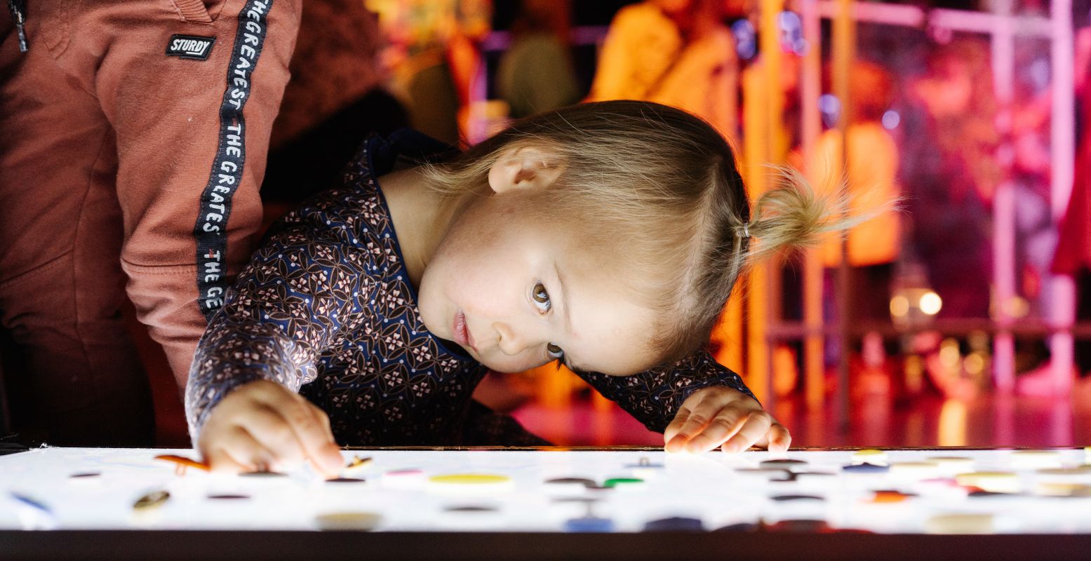 Kinderen beleven op een leerzame manier hun eerste bioscoopervaring tijdens Cineminimaxi in het Eye Filmmuseum. Foto: Almicheal Fraay