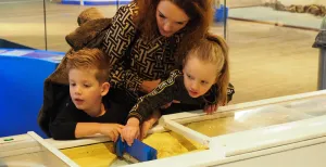 Lekker spetteren in het Nederlands Watermuseum! Kom er achter hoe een waterkrachtcentrale werkt met een exemplaar op kleine schaal. Foto: DagjeWeg.NL