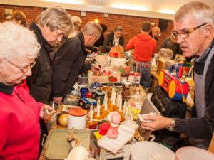 Kom shoppen op de gezellige jaarlijkse rommelmarkt in 't Spölhoes. Foto: DezeFoto.nl