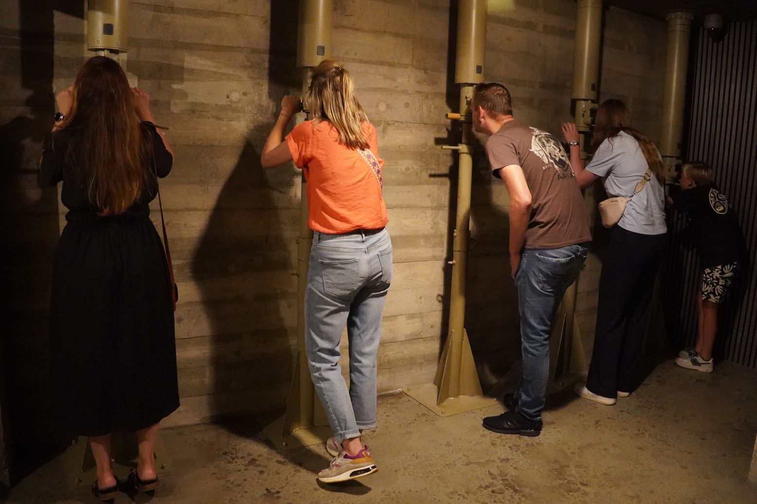 Kijken door de bunkerperiscopen. Foto: Oorlogsmuseum Overloon