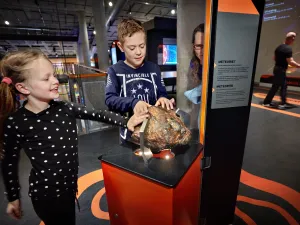 Vet: je kunt hier een echte meteoriet aanraken! Foto: NEMO Science Museum © DigiDaan