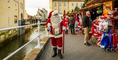 Bezoek de gezellige kerstmarkt van Santa's Village en ontmoet de kerstman. Foto: Kerststad Valkenburg