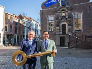 Fotobeschrijving: Burgemeester Van den Top (Hilversum) overhandigt de Open Monumentendag sleutel aan