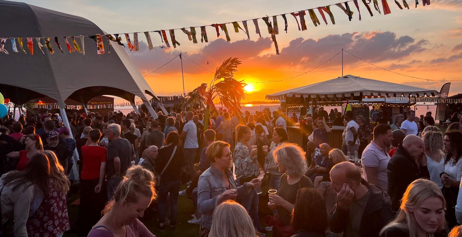 Op de Aaltjesdagen ga je door tot ver na zonsondergang onder het genot van lekkere drankjes, hapjes en fijne muziek. Foto: © De Aaltjesdagen