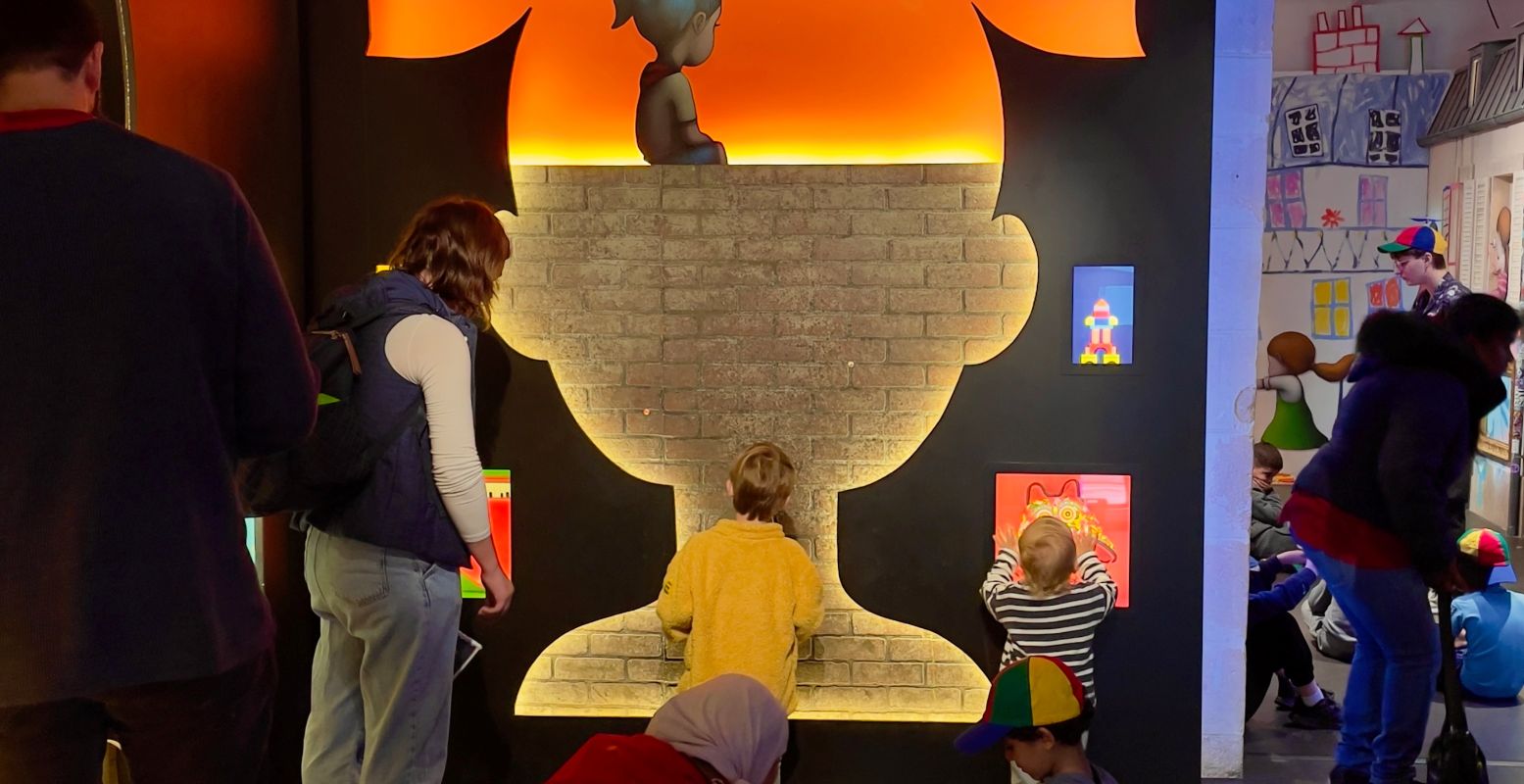 De kunstwerken wekken vaak flink wat nieuwsgierigheid op en dan vooral bij kinderen. Foto: STRAAT Museum © Musée en Herbe