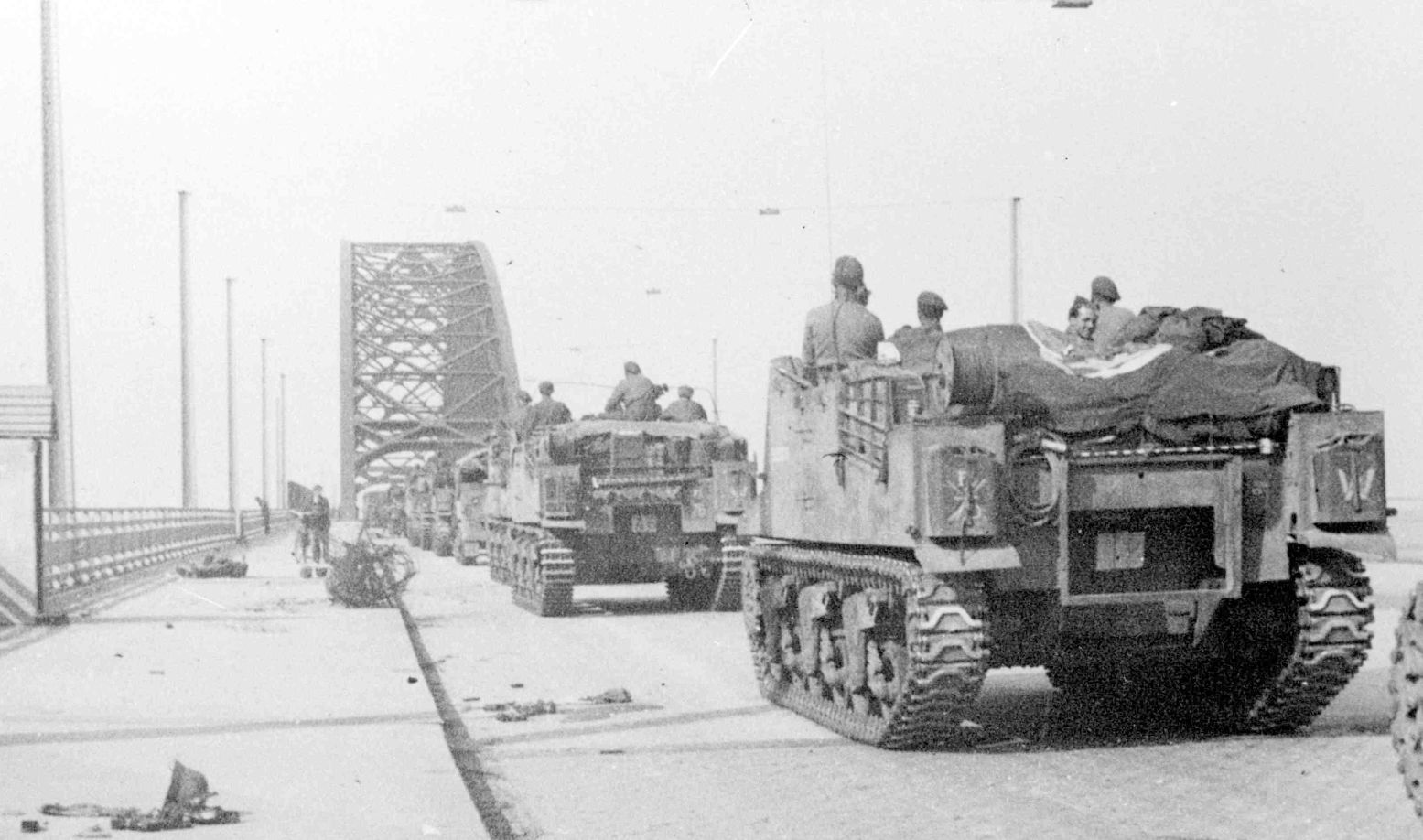 Britse soldaten steken de Waalbrug over in 1944. Foto: Vrijheidsmuseum