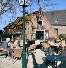 Fotograaf Marijse van de Riet. Zicht op Smederij museum en terras