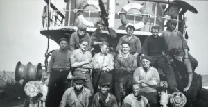 Ontdek de verhalen van de vergeten slachtoffers van de Watersnoodramp De zeelieden van de Catharina Duyvis poseren tijdens de laatste haringteelt in de zomer van 1952. Een half jaar later gaat het schip tragisch ten onder. Foto: Watersnoodmuseum