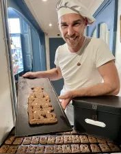 Fotobeschrijving: Martijn met speculaas. Foto: (c) Nederlands Bakkerijmuseum Hattem.