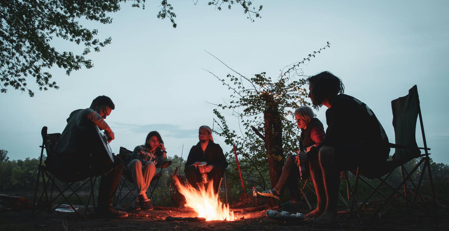 Zomeravond voor jongeren Trommel je vrienden op voor een zomeravondje chillen. Foto: Oleksandr Kurchev via Unsplash