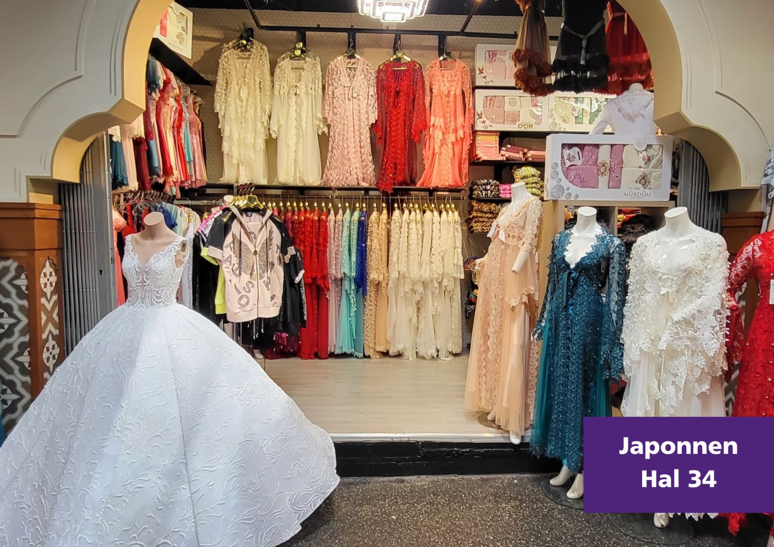 De bruidsroute biedt verschillende soorten trouwjurken: van een prinsessenjurk met wijd uitlopende rok tot aan een lange japon van chiffon. Foto: De Bazaar